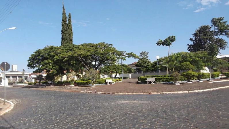Centro urbano de Siqueira Campos PR, com praça e áreas verdes. Crédito: Tripadvisor.