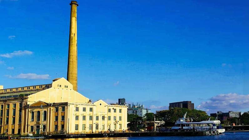 Porto Alegre vista do Guaíba, com a Usina do Gasômetro, cartão‑postal da capital gaúcha. Crédito: Wikipedia.