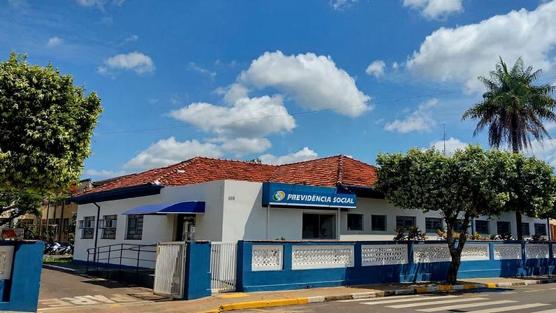Fachada de prédio público com céu azul ao fundo
