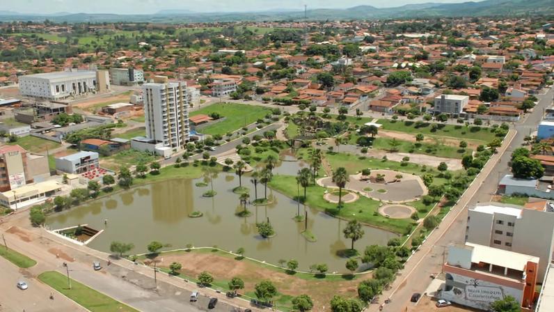 Vista aérea do centro de São Luís de Montes Belos GO, com áreas urbanas e lago. Crédito: Prefeitura Municipal de São Luís de Montes Belos.