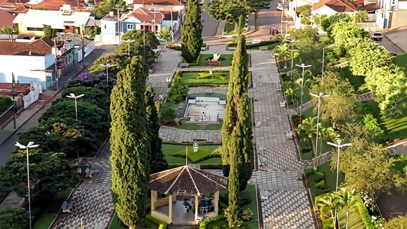 Vista de área central e praça em Paraguaçu MG, cidade do Sul de Minas. Crédito: Mar de Minas.