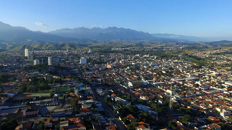 Vista aérea de Guaratinguetá, no Vale do Paraíba. Crédito: spriomais.com.br.