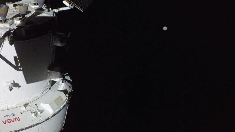 Na imagem, a Orion à esquerda e a, ao fundo, a Lua