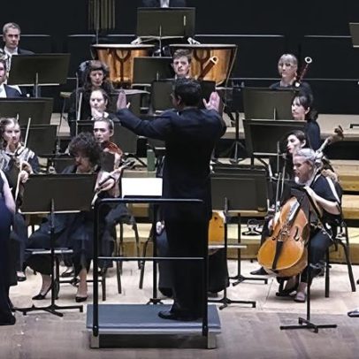Maestro derruba violino avaliado em R$ 5,8 milhões durante concerto