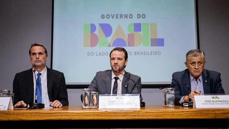 Os ministros do Planejamento e Orçamento, Bruno Moretti, da Fazenda, Dario Durigan, e das Relações Institucionais, José Guimarães, no anúncio das medidas para os combustíveis
