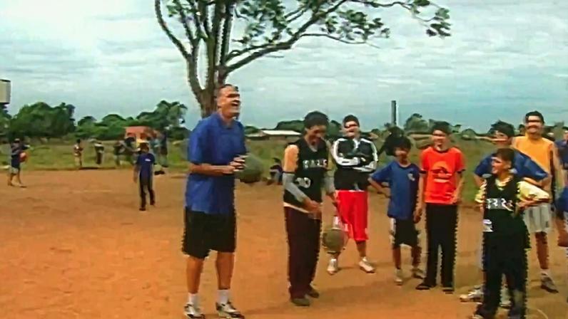 Oscar Schmidt em quadra de terra em Ponta Porã em 2007 — Foto: Arquivo