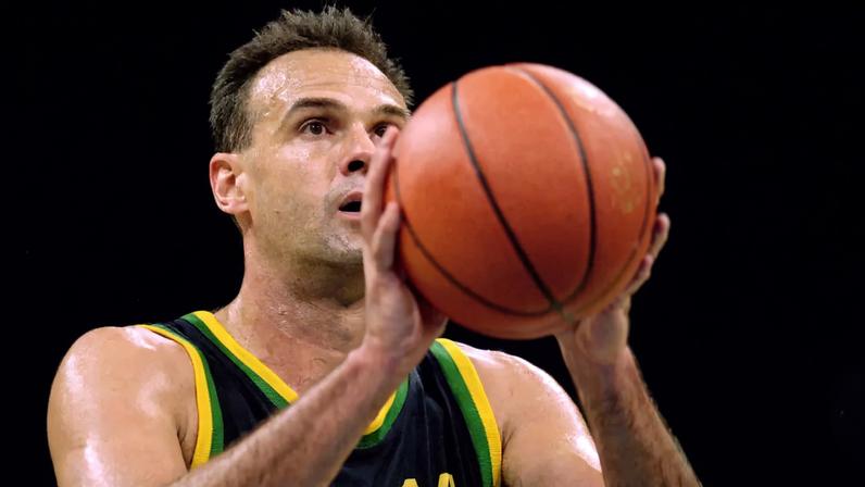 Oscar Schmidt em ação pelo Brasil. Até hoje, é o maior cestinha da seleção, com 7693 pontos — Foto: Doug Pensinger