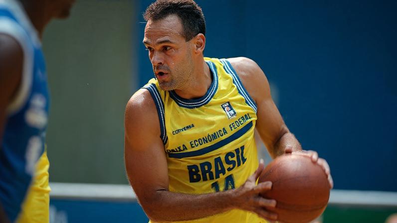 Oscar Schmidt durante jogo da seleção brasileira, no Ginásio do Ibirapuera (Foto: Otavio Dias de Oliveira/Folhapress)