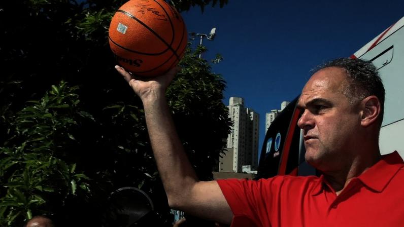 O ex-jogador de basquete, Oscar Schmidt durante evento na Praça da Estação em Belo Horizonte (MG)