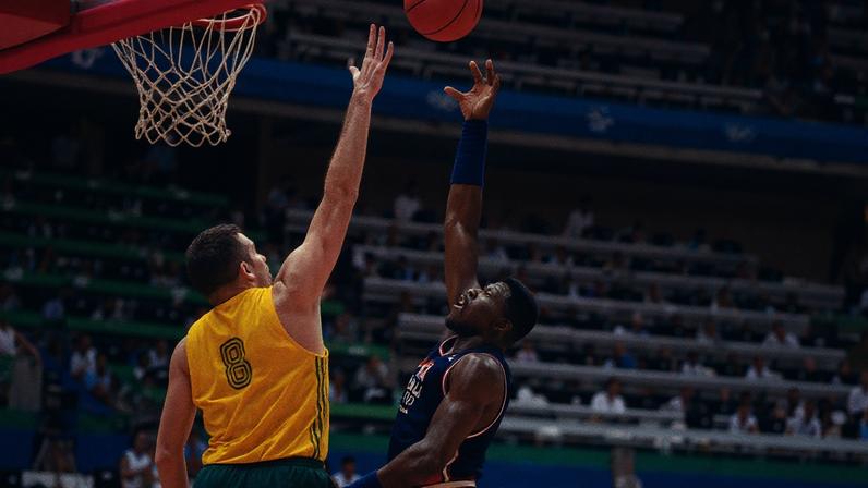 Oscar Schmidt no duelo entre Brasil e o Dream Team do basquete nas Olimpíadas de Barcelona 1992 — Foto: Andrew D. Bernstein/NBAE via Getty Images