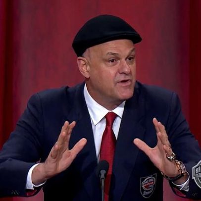Oscar Schmidt agradece à esposa ao entrar no Hall da Fama