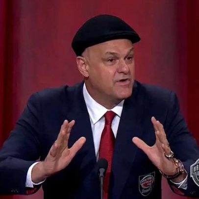 Oscar Schmidt agradece a esposa ao ser incluído no Hall da Fama do basquete
