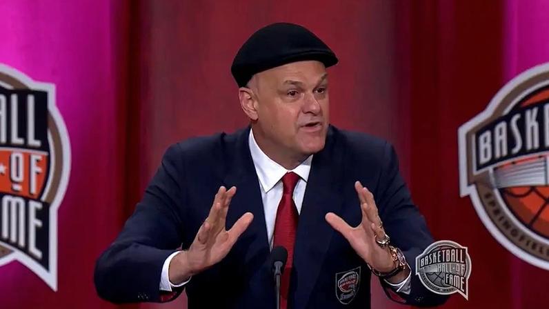 Oscar Schmidt agradece a esposa ao ser incluído no Hall da Fama do basquete