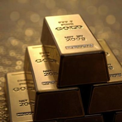 Ouro sobe, mas encerra semana com primeira queda em um mês