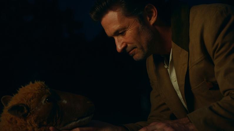 No filme 'As Ovelhas Detetives', um pastor chamado George (Hugh Jackman) lê para suas ovelhas toda noite livros de mistério e romances policiais. No entanto, após a sua morte, as ovelhas partem para a investigação — Foto: Divulgação