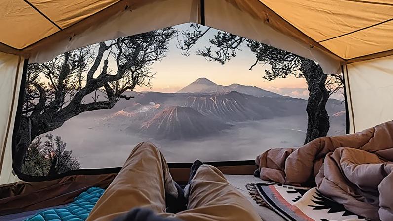 Para dormir melhor, vá acampar: estudo aponta benefícios do acampamento