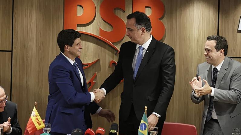 Na imagem, Pacheco cumprimenta João Campos (à esq.), na sede do PSB, em Brasília