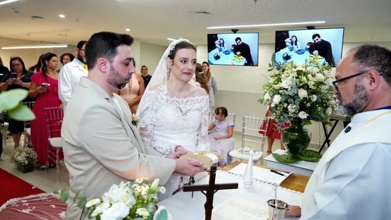 1 de 1 paciente-com-cancer-realiza-sonho-de-casamento-dentro-de-hospital-com-direito-a-vestido-de-noiva-veu-e-buque-3243788-article