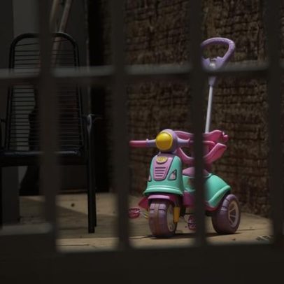 MS: pais deixam criança de 1 ano sozinha em casa enquanto saem para lanchar