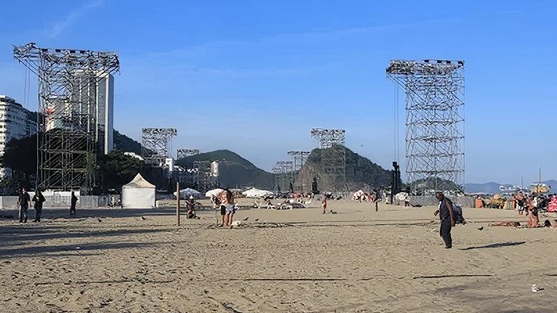 Palco do megashow de Shakira no Rio de Janeiro está sendo montado em Copacabana