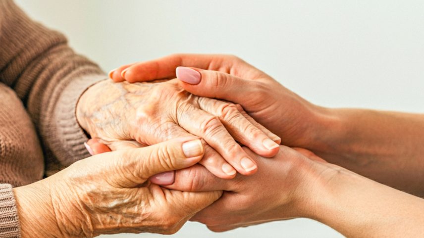 Cuidados paliativos: conheça as redes que assistem idosos que estão partindo