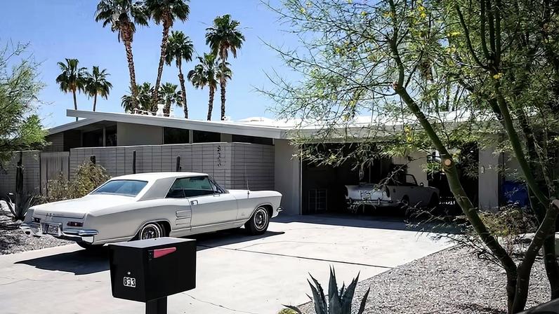 Palm Springs preservou a atmosfera dos anos 1960 com casas e carros da década, mantendo viva e preservada a estética modernista que marcou a identidade da cidade no passado