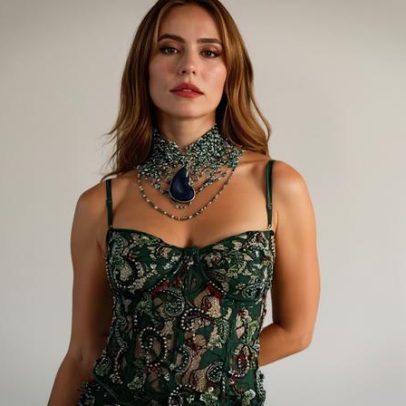 Paolla Oliveira usa look de renda transparente avaliado em R$ 3 mil em festa