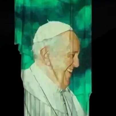 Cristo Redentor recebe iluminação em memória de um ano sem Papa Francisco