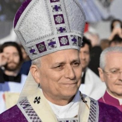 Papa Leão 14 reza deitado durante Sexta da Paixão; entenda
