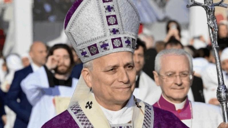 Papa Leão 14 reza deitado durante Sexta da Paixão; entenda