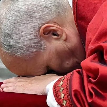 Papa Leão 14 reza deitado ao celebrar a Sexta da Paixão