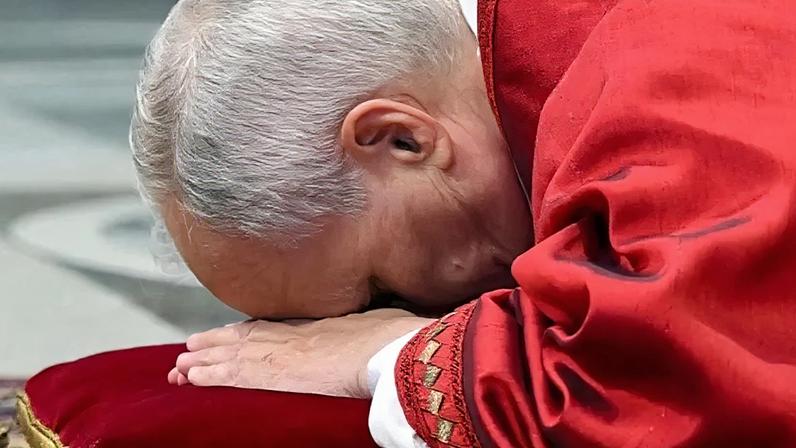 Papa Leão 14 reza deitado ao celebrar a Sexta da Paixão