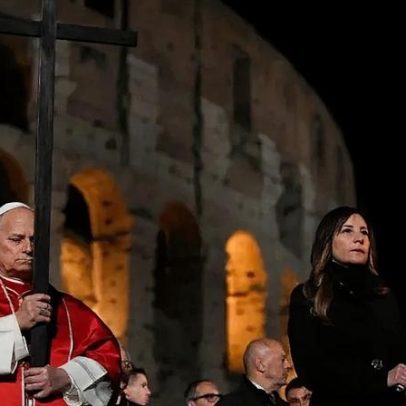 Leão 14 carrega cruz de madeira em Via Sacra em Roma