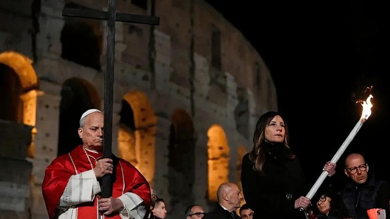 Leão 14 carrega cruz de madeira em Via Sacra em Roma