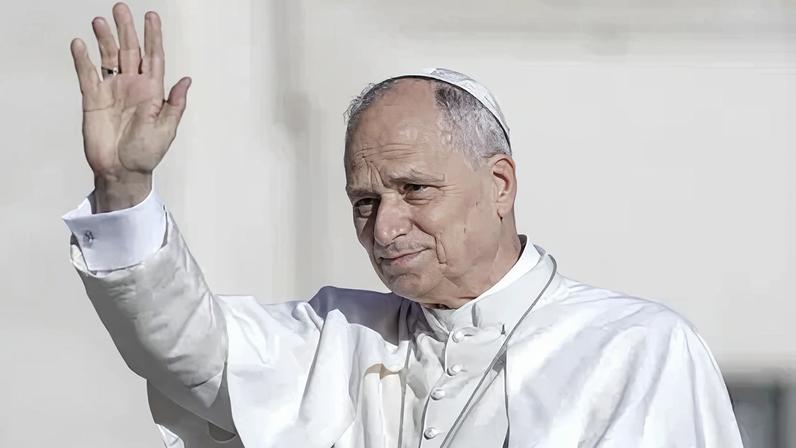 O papa Leão XIV acena ao chegar para uma audiência jubilar na Praça de São Pedro, no Vaticano