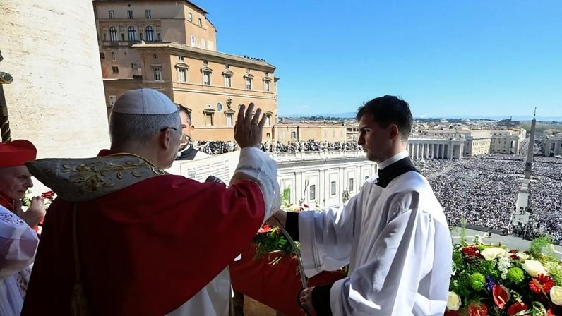 Papa pede paz na Páscoa e que quem tem armas as deponha