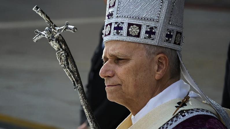 O papa Leão XIV celebra missa no estádio Luís II, em Mônaco. (Foto: Sebastien Nogier/EFE/EPA)