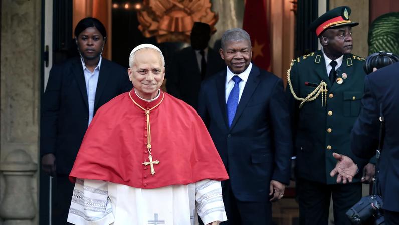 O papa Leão XIV, durante visita a Angola neste sábado (18) (Foto: AMPE ROGERIO/EFE/EPA)