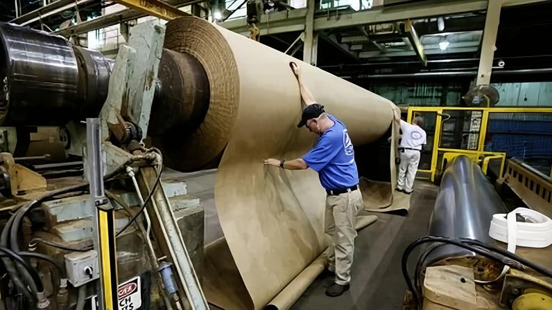Trabalhadores em máquina de papel