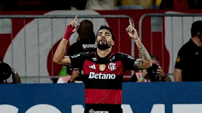 Lucas Paquetá comemora seu gol pelo Flamengo sobre o Medellín