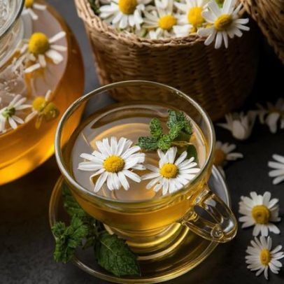 Chá de camomila: 8 receitas e benefícios para a saúde
