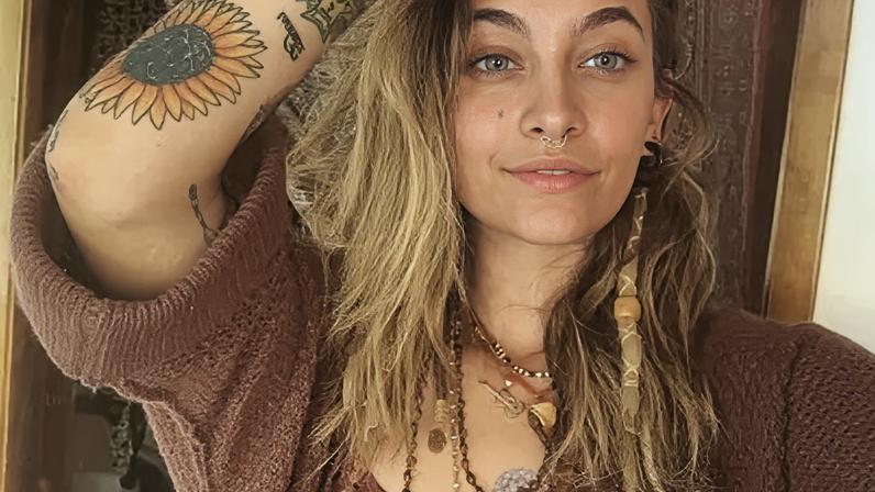 Paris Jackson trava batalha midiática com administradores do dinheiro de Michael Jackson