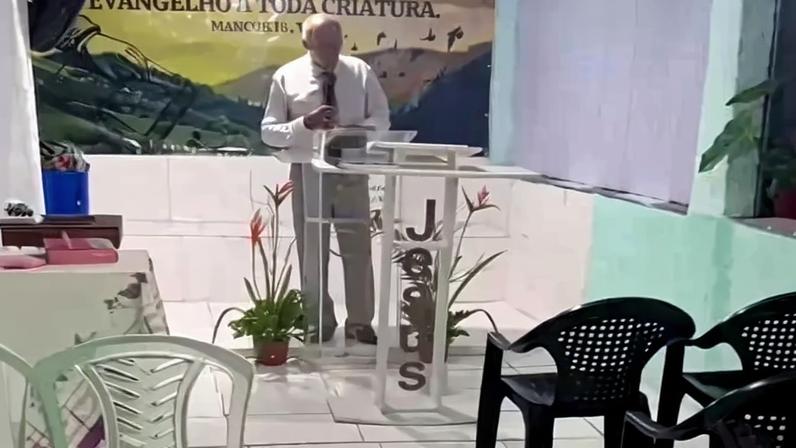Pastor prega em igreja vazia e vídeo viraliza: ‘Deus presente’