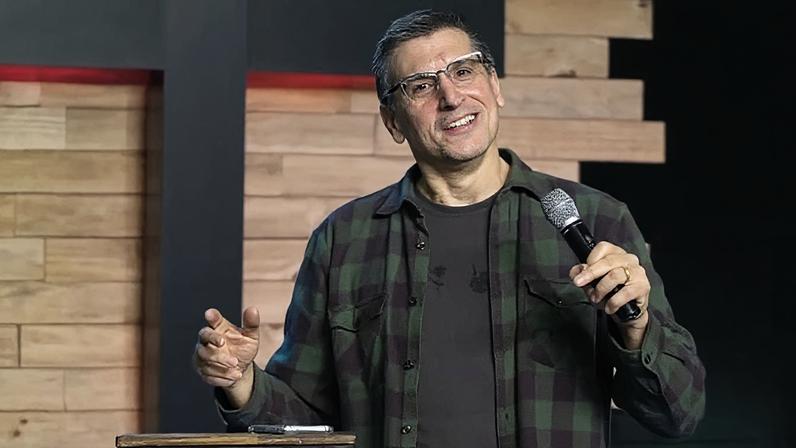 Zé Bruno critica pastores que mantêm salinha na igreja