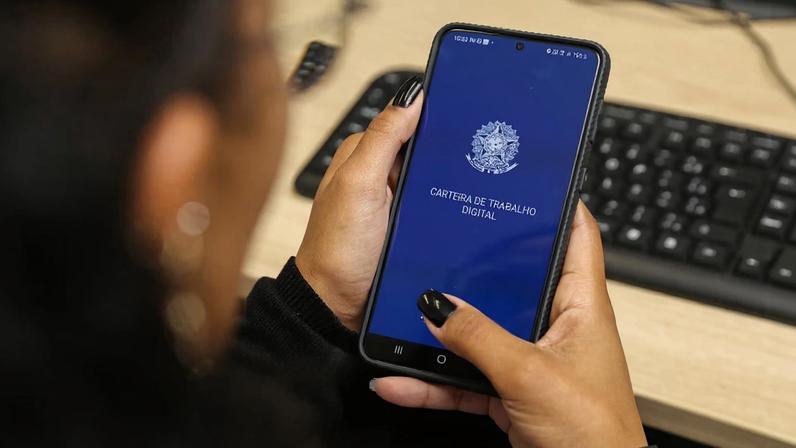 O desemprego se refere às pessoas de 14 anos ou mais que não estão trabalhando, mas que estão disponíveis para atuar e tentam encontrar trabalho