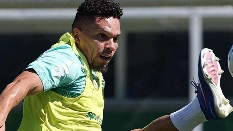 Paulinho durante treino do Palmeiras na Academia de Futebol