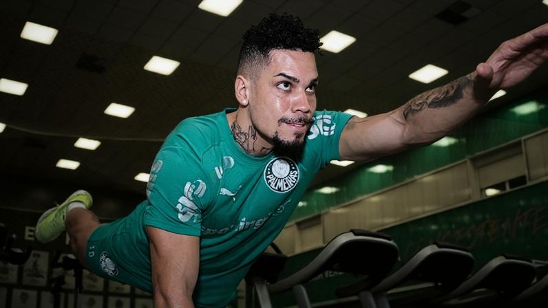 Paulinho treinando na Academia de Futebol do Palmeiras