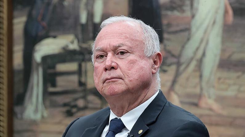 Acima, o deputado Paulo Azi durante votação na CCJ da Câmara