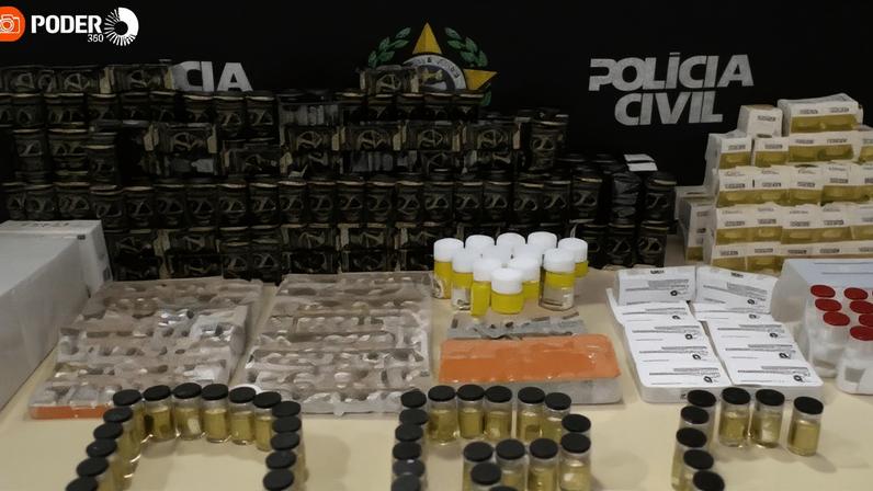 Na imagem, material ilícito apreendido pela Polícia Civil do Estado do Rio de Janeiro