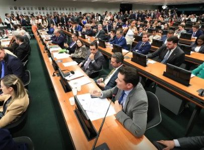 CCJ da Câmara retoma discussão sobre fim da escala 6x1 nesta quarta